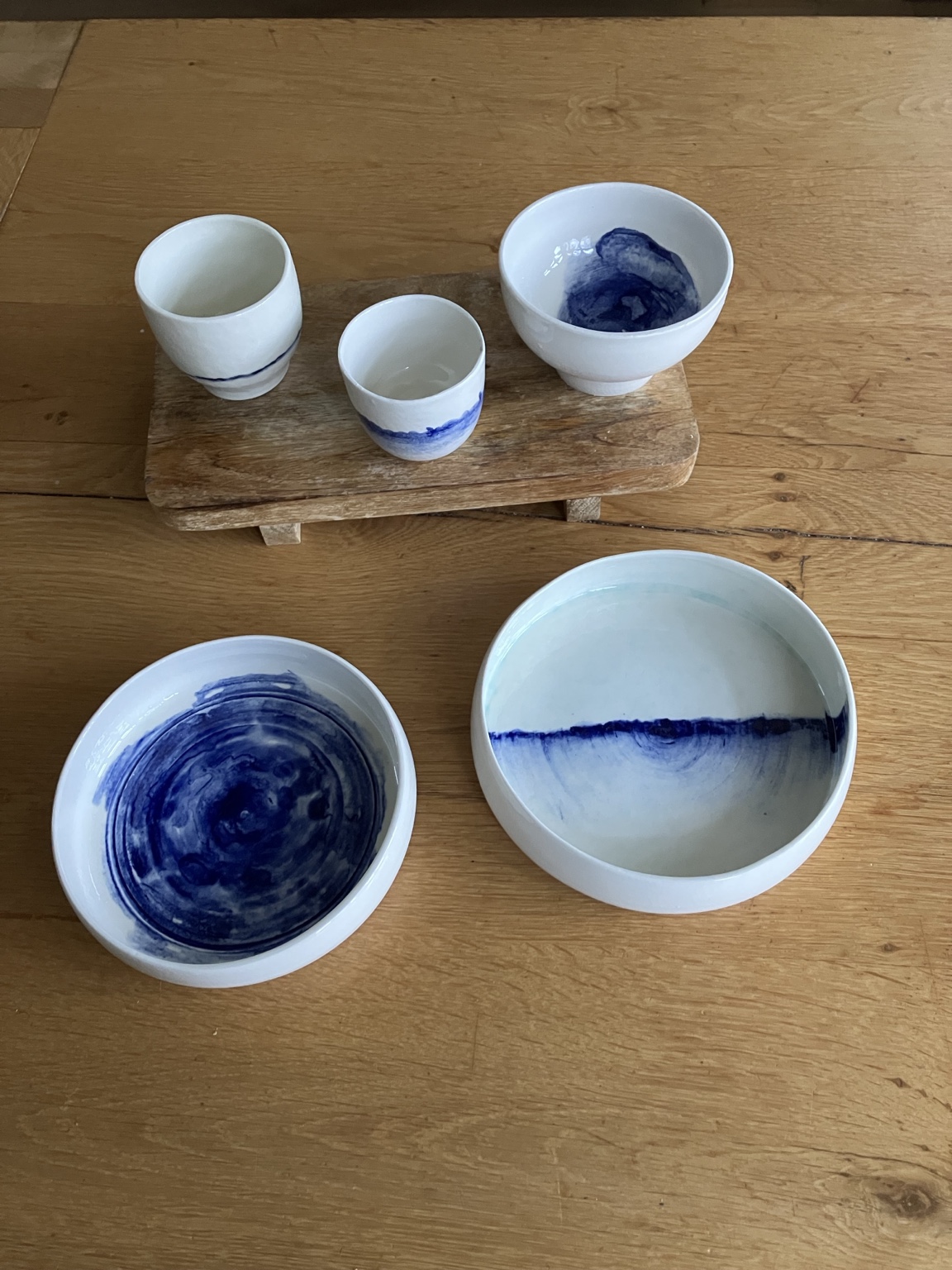 Blue Line — bovenaanzicht van schalen en kopjes
