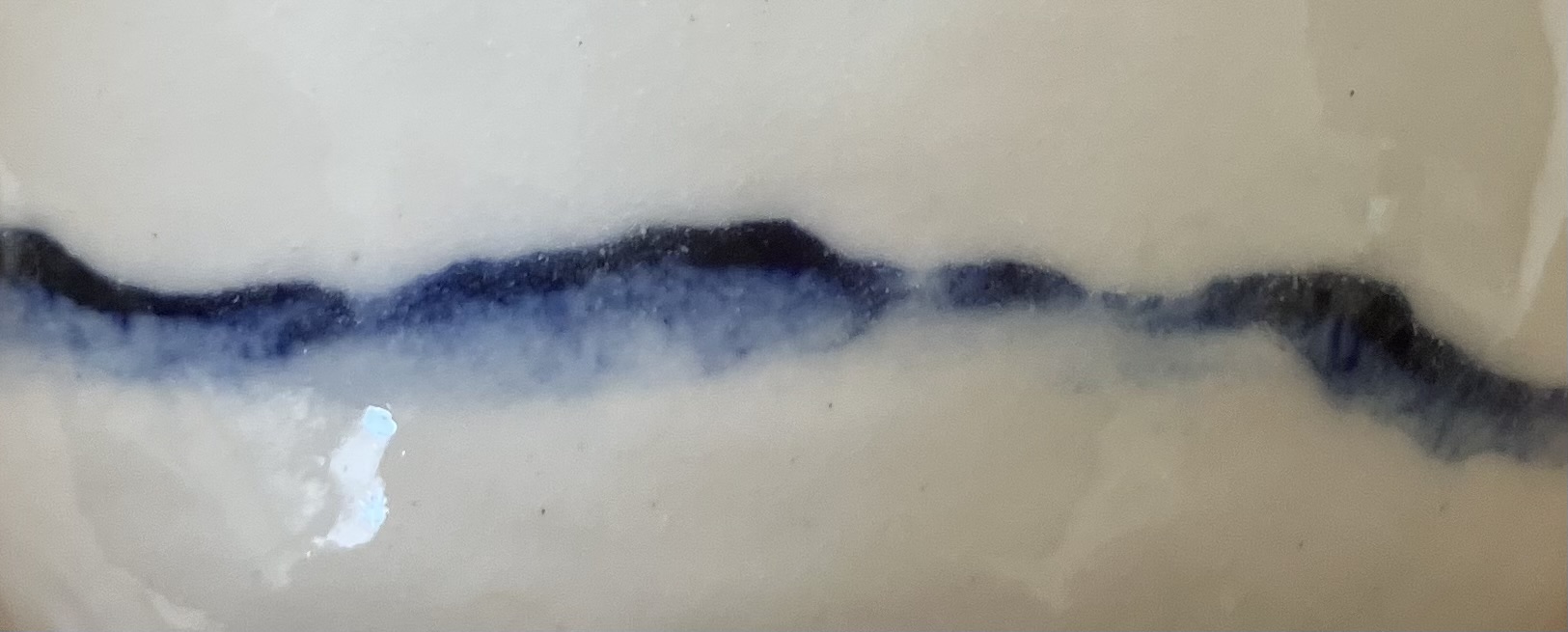 Detail van een met de hand geschilderde blauwe horizon