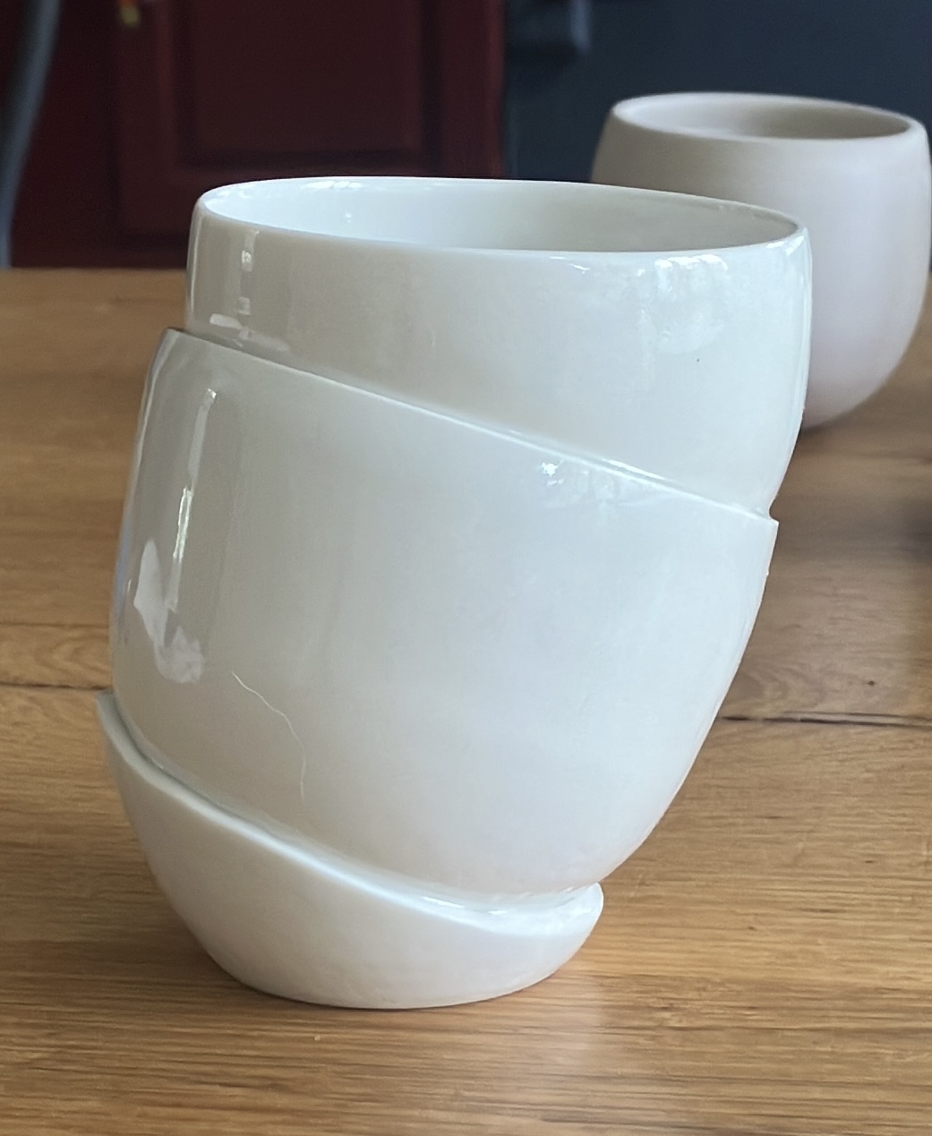 Collectie Pure — gestapelde witte porseleinen vormen